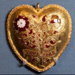 Любитель металлоискателей нашел кулон 500-летней давности, связанный с Генрихом VIII.