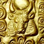 Гробницы бронзового века, украшенные золотом и драгоценными камнями.
